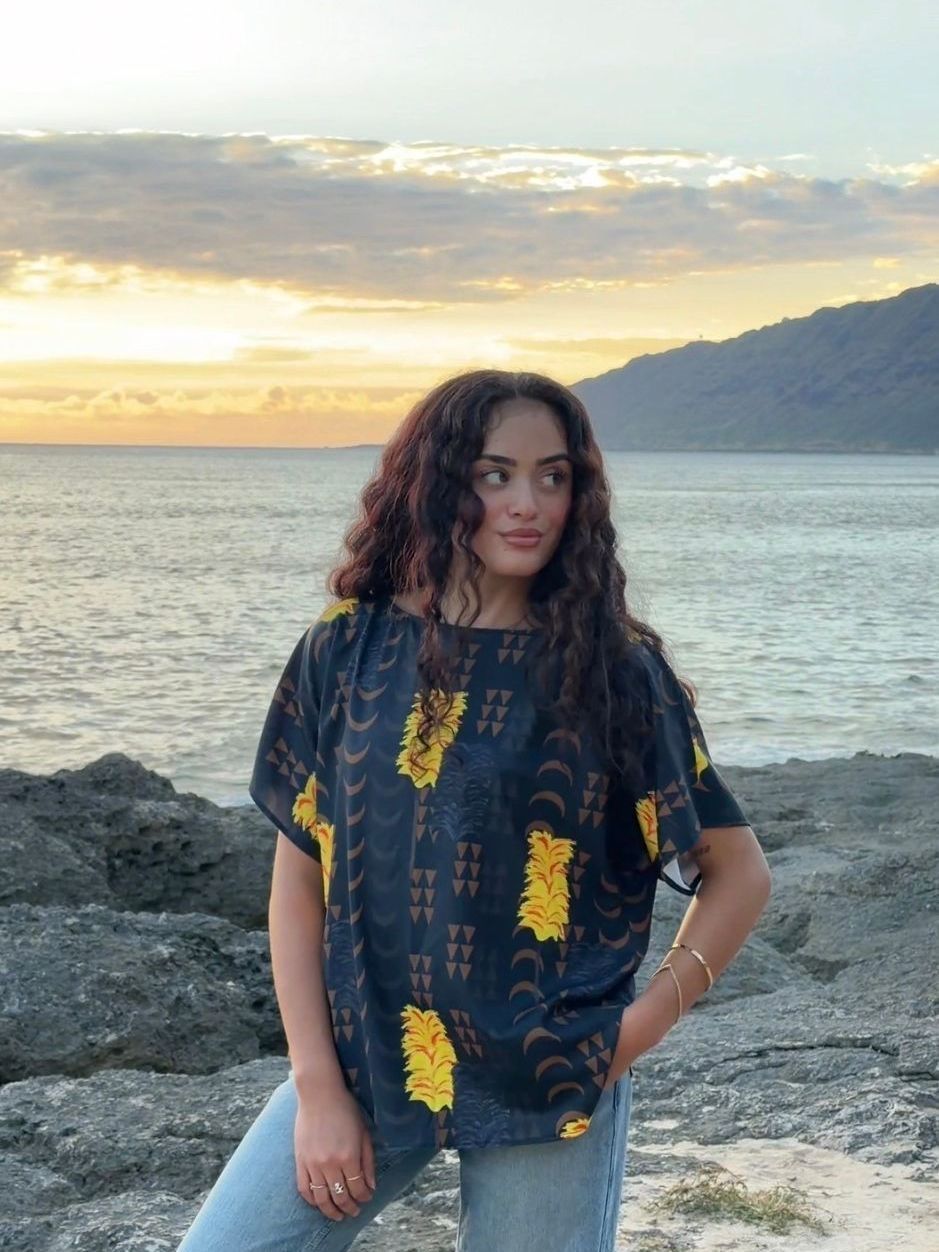 Women's Kāhili Peekaboo top